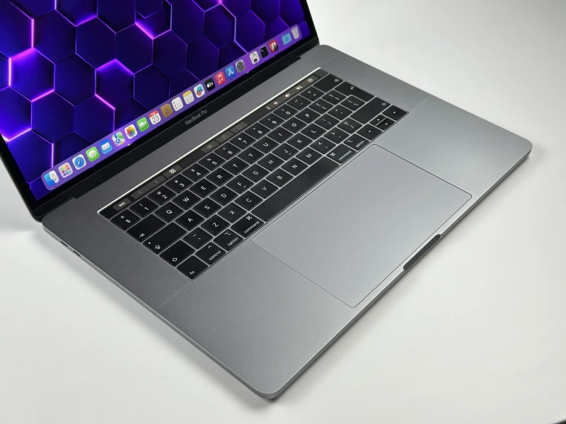 Apple MacBook Pro 15 A1990 z i9, 32GB RAM i Radeon Pro 555X (4 GB). Ekran Retina 15", szybki SSD i Touch Bar dla wymagających użytkowników.