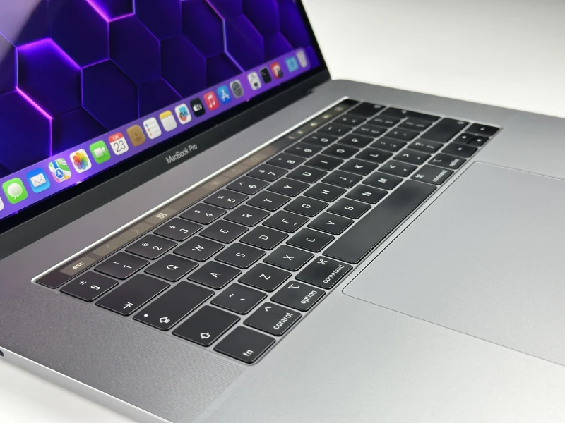 Apple MacBook Pro 15 A1990 z i9, 32GB RAM i Radeon Pro 555X (4 GB). Ekran Retina 15", szybki SSD i Touch Bar dla wymagających użytkowników.