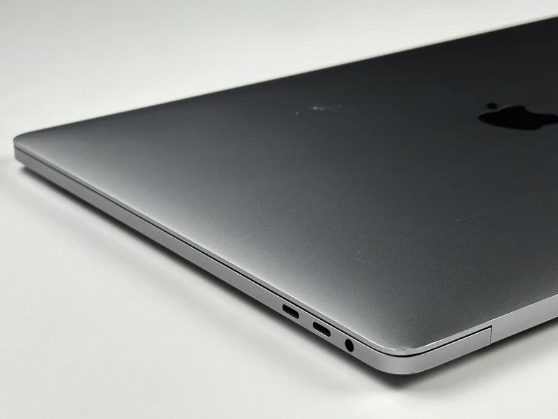 Apple MacBook Pro 15 A1990 z i9, 32GB RAM i Radeon Pro 555X (4 GB). Ekran Retina 15", szybki SSD i Touch Bar dla wymagających użytkowników.