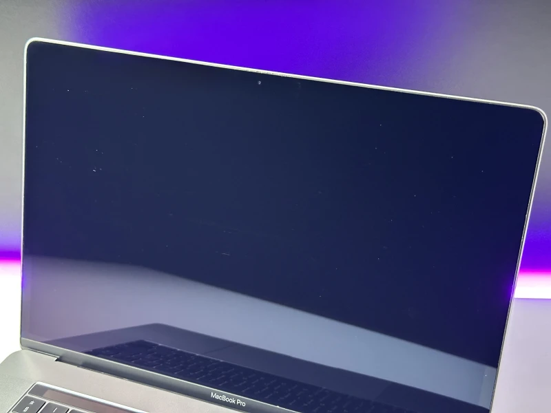 Apple MacBook Pro 15 A1990 z i9, 32GB RAM i Radeon Pro 555X (4 GB). Ekran Retina 15", szybki SSD i Touch Bar dla wymagających użytkowników.