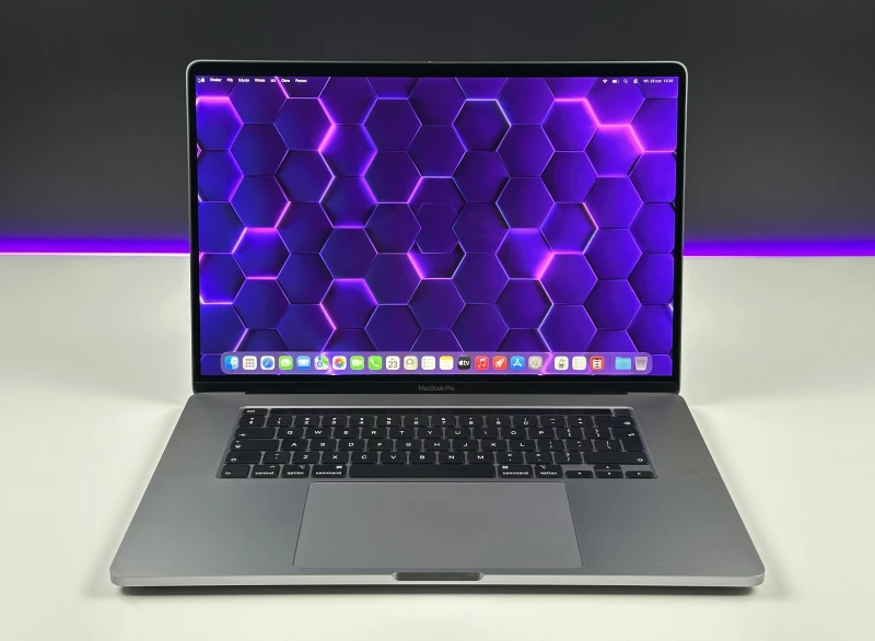 Apple MacBook Pro 16 A2141 z i7, 32GB RAM i Radeon Pro 5300M. Wyświetlacz Retina 16", szybki SSD i sześć głośników dla profesjonalnej pracy.