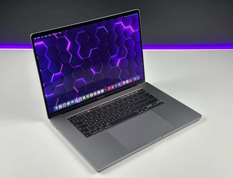 Apple MacBook Pro 16 A2141 z i7, 32GB RAM i Radeon Pro 5300M. Wyświetlacz Retina 16", szybki SSD i sześć głośników dla profesjonalnej pracy.