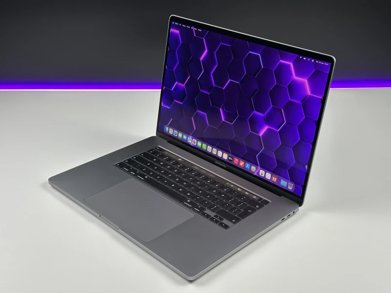 Apple MacBook Pro 16 A2141 z i7, 32GB RAM i Radeon Pro 5300M. Wyświetlacz Retina 16", szybki SSD i sześć głośników dla profesjonalnej pracy.