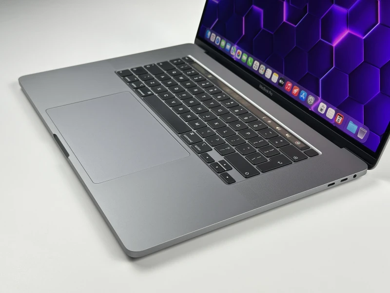 Apple MacBook Pro 16 A2141 z i7, 32GB RAM i Radeon Pro 5300M. Wyświetlacz Retina 16", szybki SSD i sześć głośników dla profesjonalnej pracy.