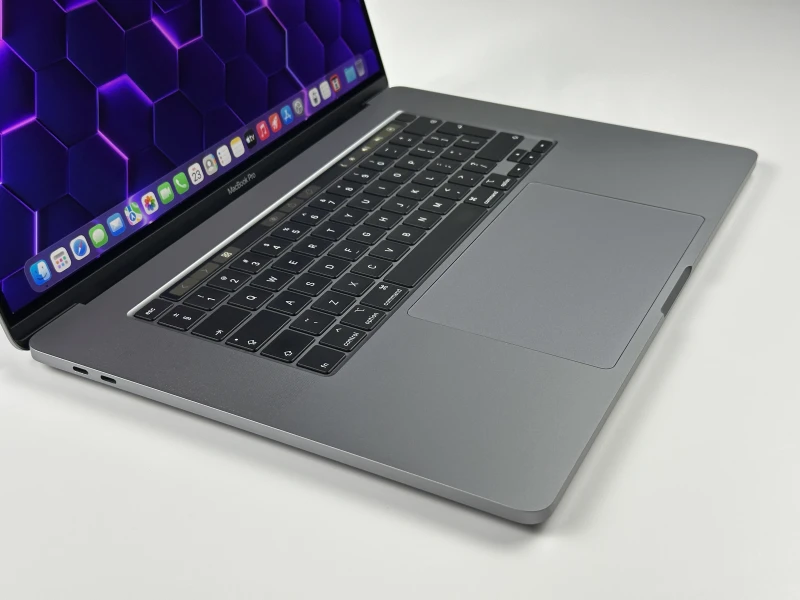 Apple MacBook Pro 16 A2141 z i7, 32GB RAM i Radeon Pro 5300M. Wyświetlacz Retina 16", szybki SSD i sześć głośników dla profesjonalnej pracy.