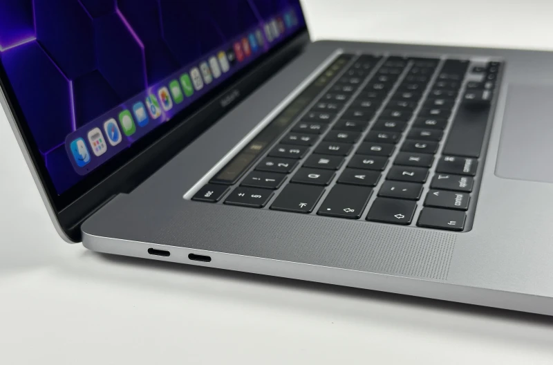 Apple MacBook Pro 16 A2141 z i7, 32GB RAM i Radeon Pro 5300M. Wyświetlacz Retina 16", szybki SSD i sześć głośników dla profesjonalnej pracy.