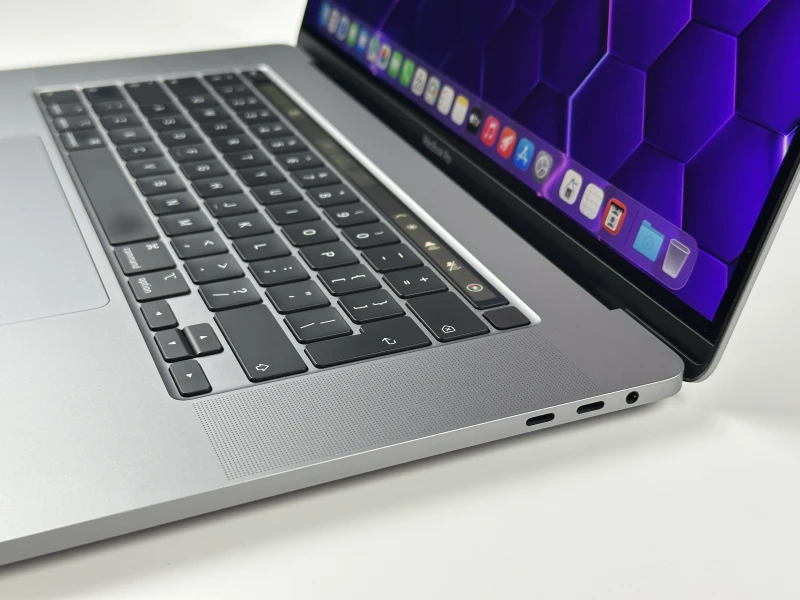 Apple MacBook Pro 16 A2141 z i7, 32GB RAM i Radeon Pro 5300M. Wyświetlacz Retina 16", szybki SSD i sześć głośników dla profesjonalnej pracy.