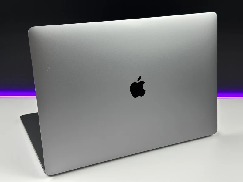Apple MacBook Pro 16 A2141 z i7, 32GB RAM i Radeon Pro 5300M. Wyświetlacz Retina 16", szybki SSD i sześć głośników dla profesjonalnej pracy.