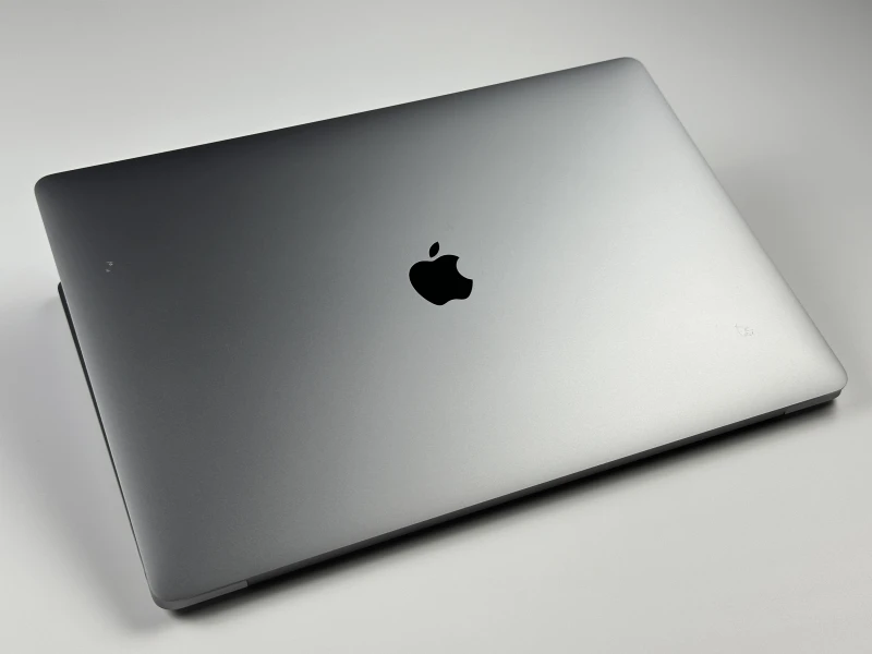 Apple MacBook Pro 16 A2141 z i7, 32GB RAM i Radeon Pro 5300M. Wyświetlacz Retina 16", szybki SSD i sześć głośników dla profesjonalnej pracy.