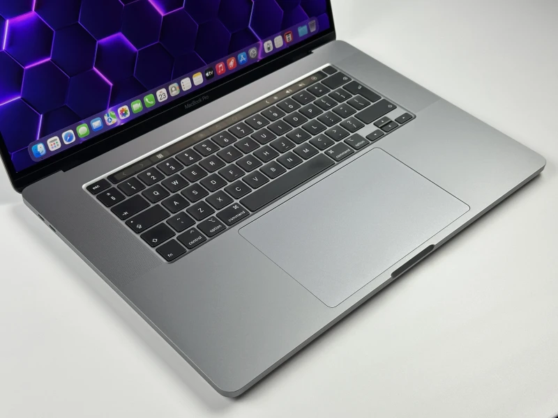 Apple MacBook Pro 16 A2141 z i7, 32GB RAM i Radeon Pro 5300M. Wyświetlacz Retina 16", szybki SSD i sześć głośników dla profesjonalnej pracy.