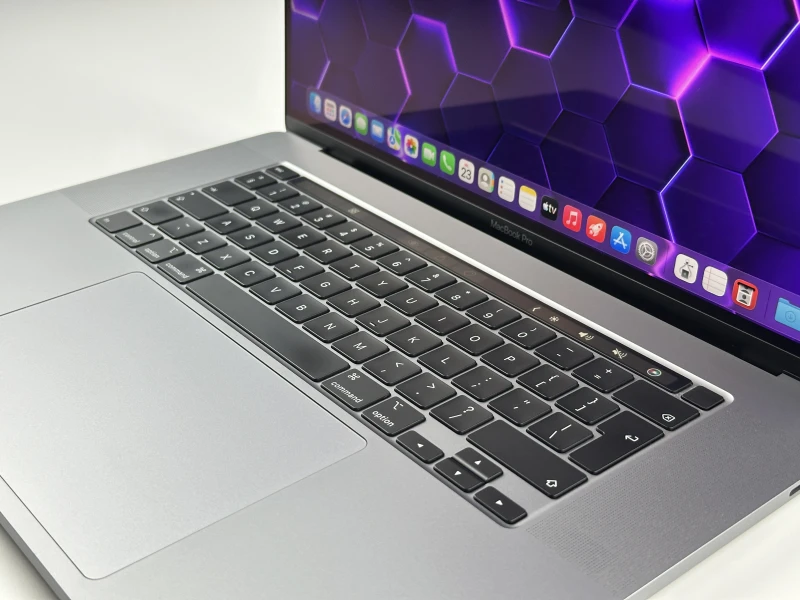 Apple MacBook Pro 16 A2141 z i7, 32GB RAM i Radeon Pro 5300M. Wyświetlacz Retina 16", szybki SSD i sześć głośników dla profesjonalnej pracy.