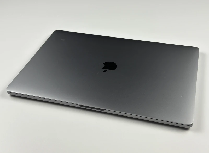 Apple MacBook Pro 16 A2141 z i7, 32GB RAM i Radeon Pro 5300M. Wyświetlacz Retina 16", szybki SSD i sześć głośników dla profesjonalnej pracy.