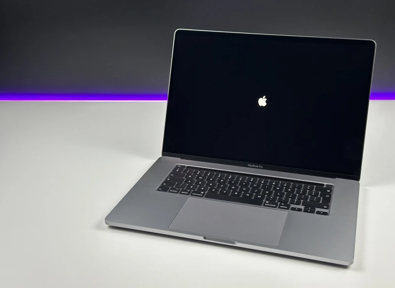 Apple MacBook Pro 16 A2141 z i7, 32GB RAM i Radeon Pro 5300M. Wyświetlacz Retina 16", szybki SSD i sześć głośników dla profesjonalnej pracy.