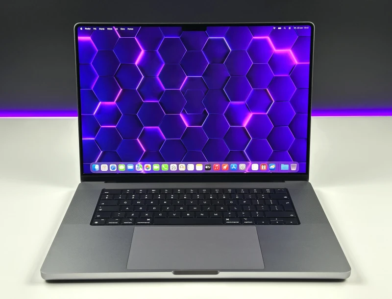 MacBook Pro 16 A2485 z M1 Pro. Ekran 16” Liquid Retina XDR 120Hz zapewnia kinową jakość obrazu i moc do montażu oraz pracy kreatywnej.