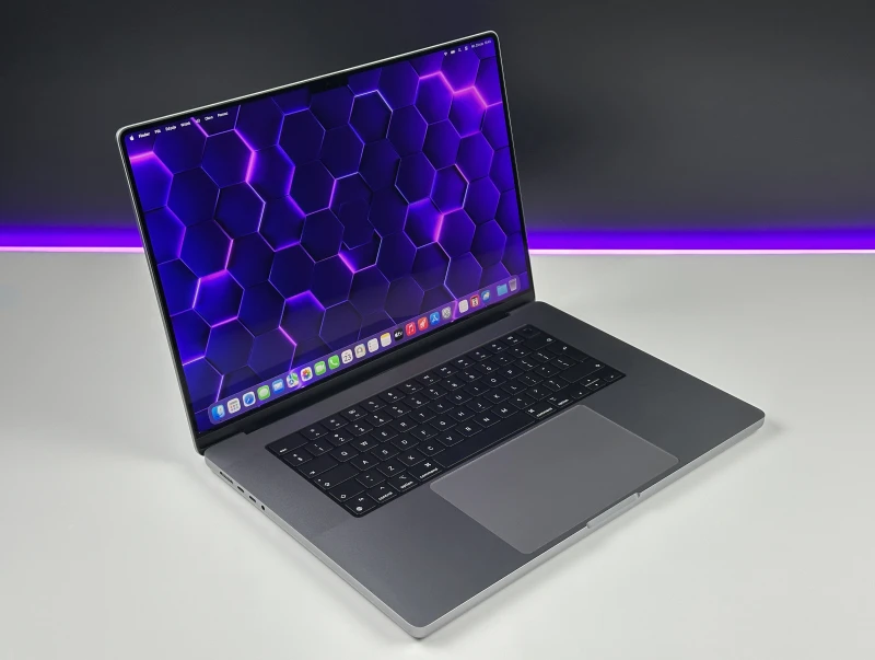 MacBook Pro 16 A2485 z M1 Pro. Ekran 16” Liquid Retina XDR 120Hz zapewnia kinową jakość obrazu i moc do montażu oraz pracy kreatywnej.