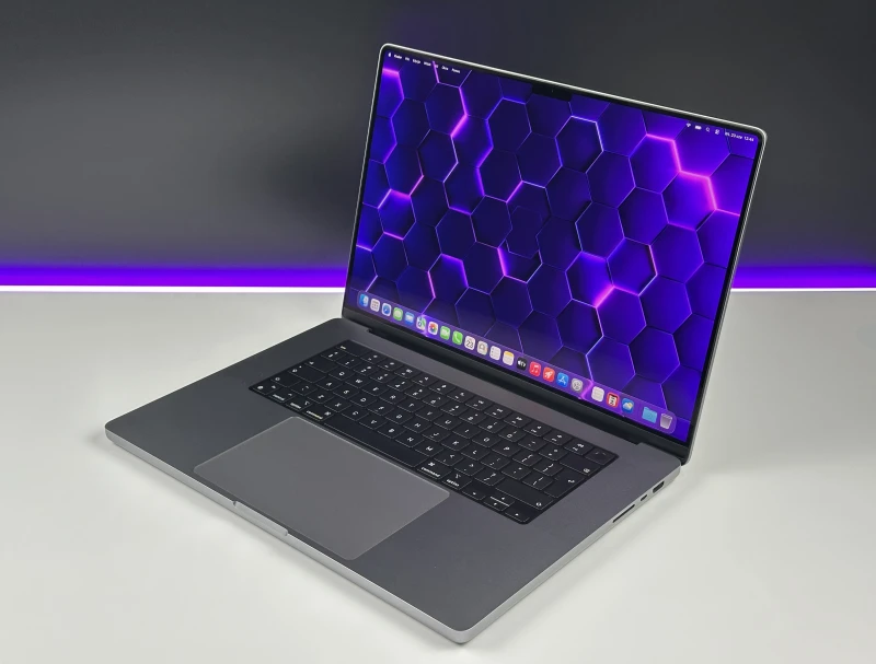 MacBook Pro 16 A2485 z M1 Pro. Ekran 16” Liquid Retina XDR 120Hz zapewnia kinową jakość obrazu i moc do montażu oraz pracy kreatywnej.
