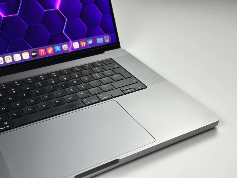 MacBook Pro 16 A2485 z M1 Pro. Ekran 16” Liquid Retina XDR 120Hz zapewnia kinową jakość obrazu i moc do montażu oraz pracy kreatywnej.
