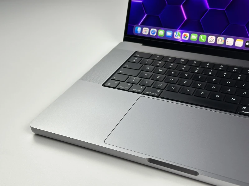 MacBook Pro 16 A2485 z M1 Pro. Ekran 16” Liquid Retina XDR 120Hz zapewnia kinową jakość obrazu i moc do montażu oraz pracy kreatywnej.