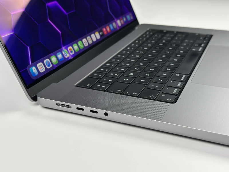 MacBook Pro 16 A2485 z M1 Pro. Ekran 16” Liquid Retina XDR 120Hz zapewnia kinową jakość obrazu i moc do montażu oraz pracy kreatywnej.