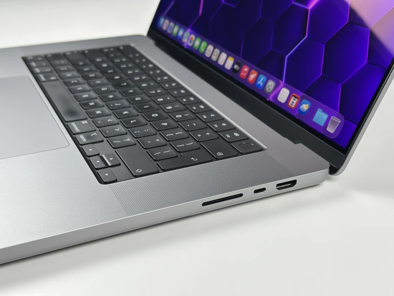 MacBook Pro 16 A2485 z M1 Pro. Ekran 16” Liquid Retina XDR 120Hz zapewnia kinową jakość obrazu i moc do montażu oraz pracy kreatywnej.