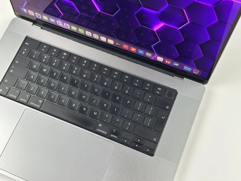 MacBook Pro 16 A2485 z M1 Pro. Ekran 16” Liquid Retina XDR 120Hz zapewnia kinową jakość obrazu i moc do montażu oraz pracy kreatywnej.
