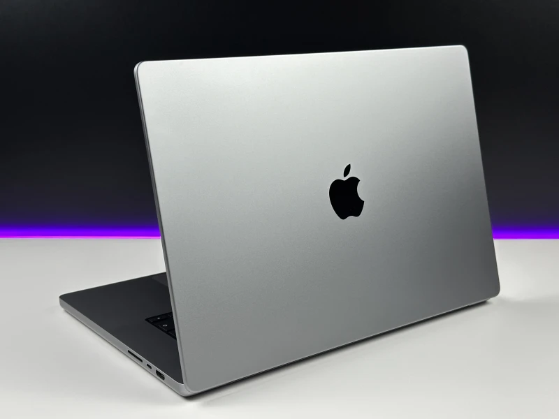 MacBook Pro 16 A2485 z M1 Pro. Ekran 16” Liquid Retina XDR 120Hz zapewnia kinową jakość obrazu i moc do montażu oraz pracy kreatywnej.