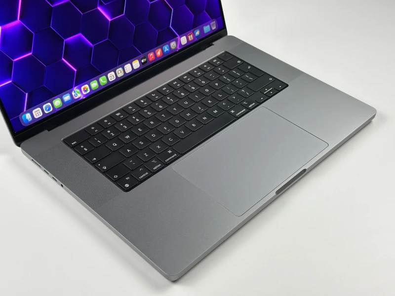 MacBook Pro 16 A2485 z M1 Pro. Ekran 16” Liquid Retina XDR 120Hz zapewnia kinową jakość obrazu i moc do montażu oraz pracy kreatywnej.