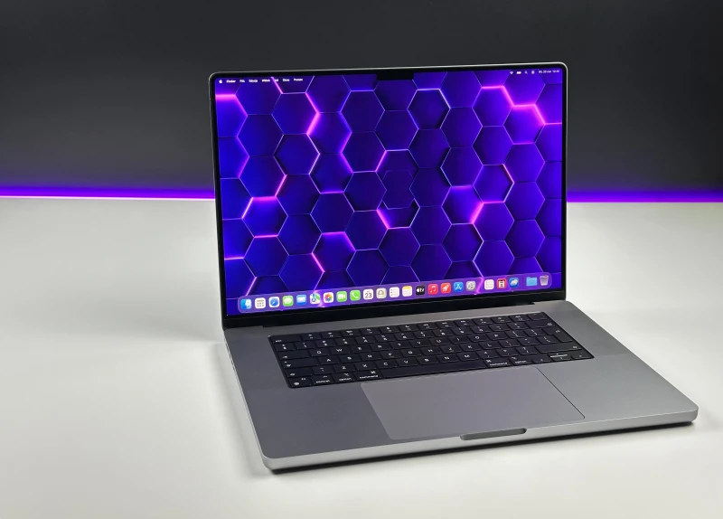 MacBook Pro 16 A2485 z M1 Pro. Ekran 16” Liquid Retina XDR 120Hz zapewnia kinową jakość obrazu i moc do montażu oraz pracy kreatywnej. MacBook Pro 16 A2485 z M1 Pro. Ekran 16” Liquid Retina XDR 120Hz zapewnia kinową jakość obrazu i moc do montażu oraz pracy kreatywnej.