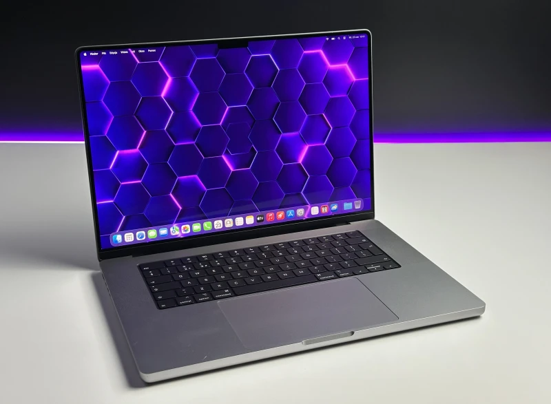Apple MacBook Pro A2485 z M1 Pro, 16GB RAM i ekranem Liquid Retina XDR. Technologia ProMotion 120Hz zapewnia wyjątkową płynność obrazu. Apple MacBook Pro A2485 z M1 Pro, 16GB RAM i ekranem Liquid Retina XDR. Technologia ProMotion 120Hz zapewnia wyjątkową płynność obrazu.