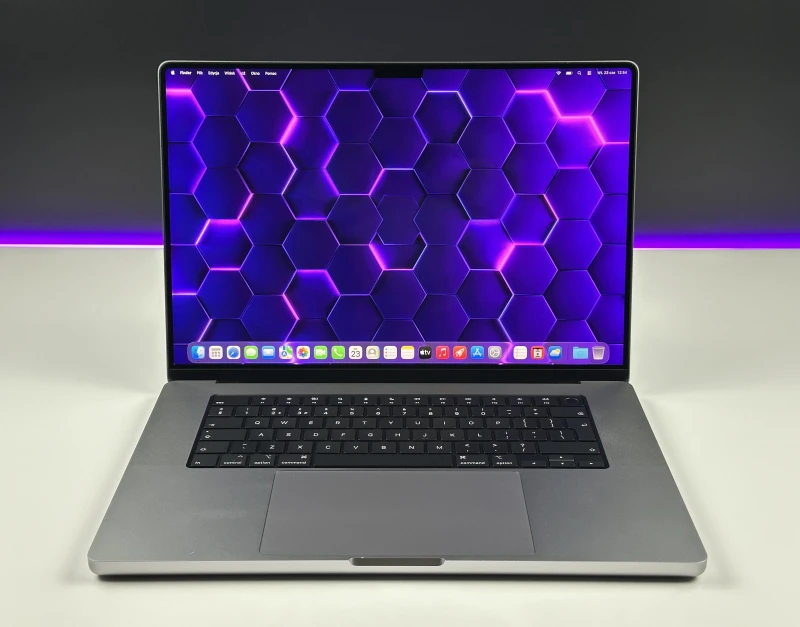 Apple MacBook Pro A2485 z M1 Pro, 16GB RAM i ekranem Liquid Retina XDR. Technologia ProMotion 120Hz zapewnia wyjątkową płynność obrazu.