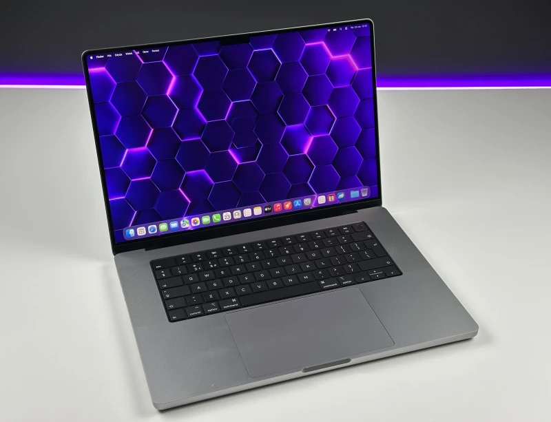 Apple MacBook Pro A2485 z M1 Pro, 16GB RAM i ekranem Liquid Retina XDR. Technologia ProMotion 120Hz zapewnia wyjątkową płynność obrazu.