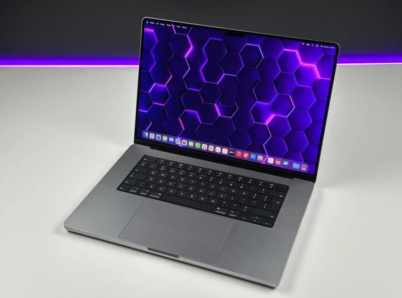 Apple MacBook Pro A2485 z M1 Pro, 16GB RAM i ekranem Liquid Retina XDR. Technologia ProMotion 120Hz zapewnia wyjątkową płynność obrazu.