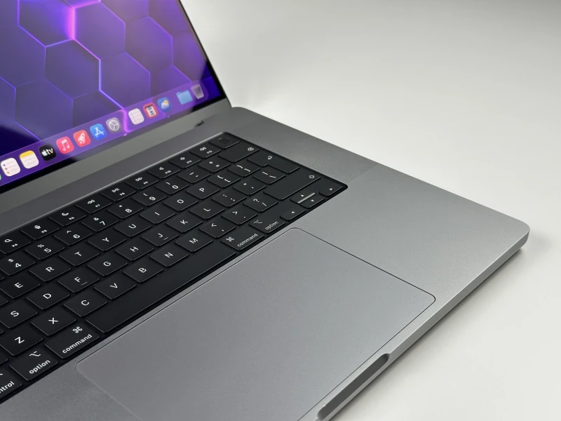 Apple MacBook Pro A2485 z M1 Pro, 16GB RAM i ekranem Liquid Retina XDR. Technologia ProMotion 120Hz zapewnia wyjątkową płynność obrazu.