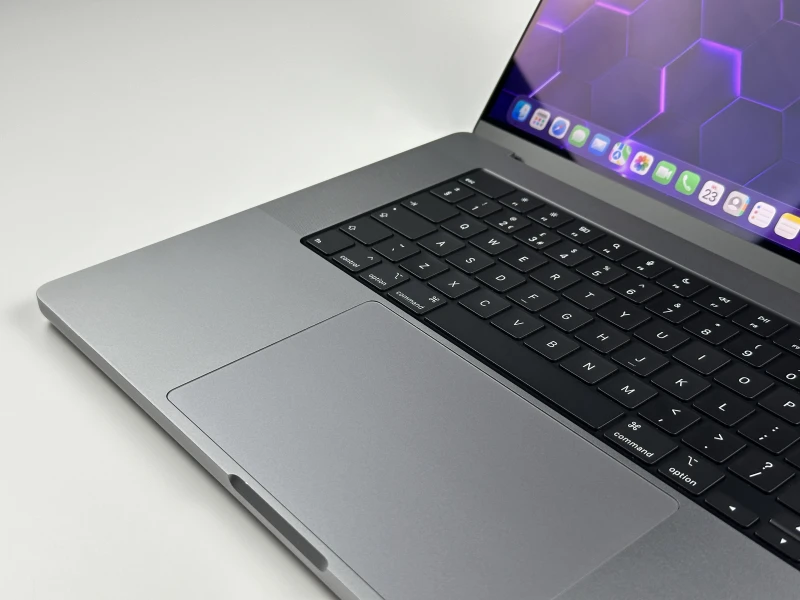 Apple MacBook Pro A2485 z M1 Pro, 16GB RAM i ekranem Liquid Retina XDR. Technologia ProMotion 120Hz zapewnia wyjątkową płynność obrazu.