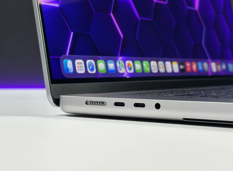 Apple MacBook Pro A2485 z M1 Pro, 16GB RAM i ekranem Liquid Retina XDR. Technologia ProMotion 120Hz zapewnia wyjątkową płynność obrazu.