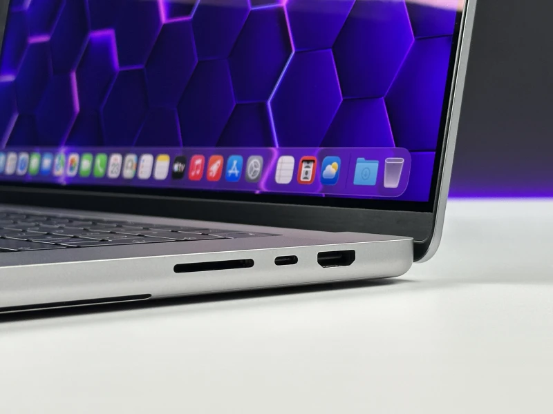Apple MacBook Pro A2485 z M1 Pro, 16GB RAM i ekranem Liquid Retina XDR. Technologia ProMotion 120Hz zapewnia wyjątkową płynność obrazu.