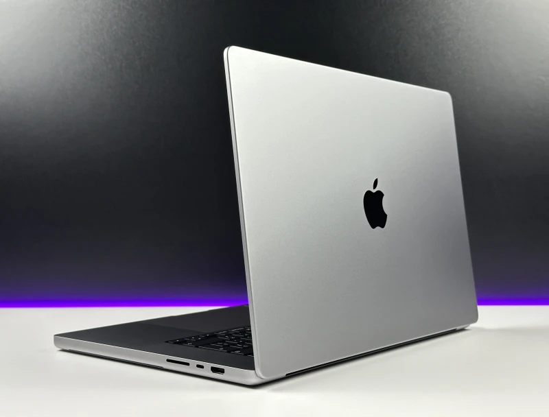Apple MacBook Pro A2485 z M1 Pro, 16GB RAM i ekranem Liquid Retina XDR. Technologia ProMotion 120Hz zapewnia wyjątkową płynność obrazu.