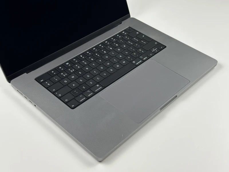 Apple MacBook Pro A2485 z M1 Pro, 16GB RAM i ekranem Liquid Retina XDR. Technologia ProMotion 120Hz zapewnia wyjątkową płynność obrazu.