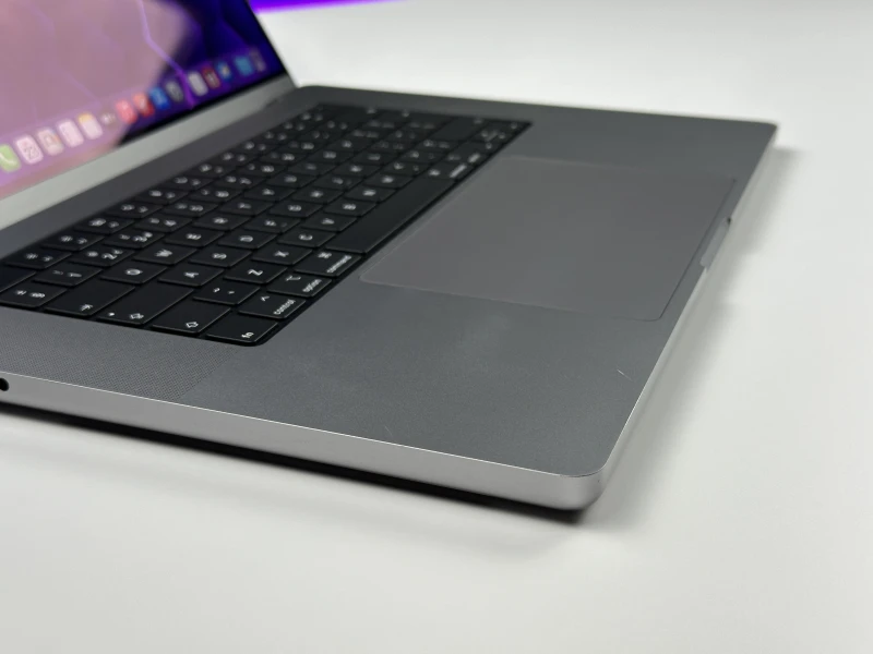 Apple MacBook Pro A2485 z M1 Pro, 16GB RAM i ekranem Liquid Retina XDR. Technologia ProMotion 120Hz zapewnia wyjątkową płynność obrazu.