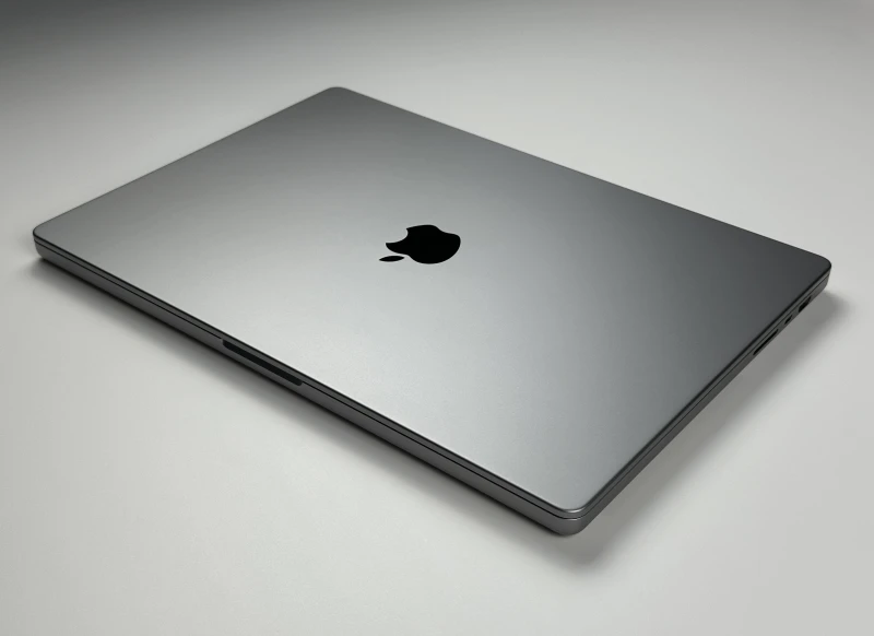 Apple MacBook Pro A2485 z M1 Pro, 16GB RAM i ekranem Liquid Retina XDR. Technologia ProMotion 120Hz zapewnia wyjątkową płynność obrazu. Apple MacBook Pro A2485 z M1 Pro, 16GB RAM i ekranem Liquid Retina XDR. Technologia ProMotion 120Hz zapewnia wyjątkową płynność obrazu.