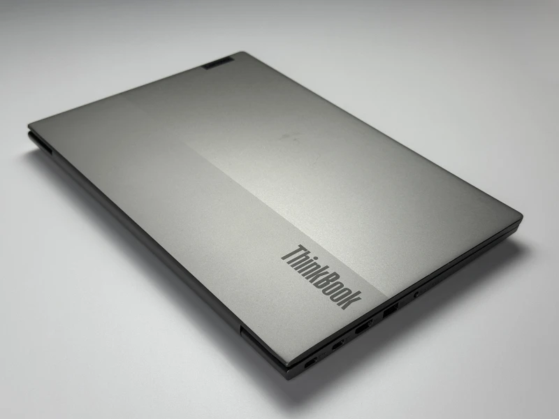 Lenovo ThinkBook 14 G3 ACL - procesor Ryzen 7 5700U, 36GB/512GB – wydajny laptop biznesowy z Radeon Graphics i czytnikiem linii papilarnych.