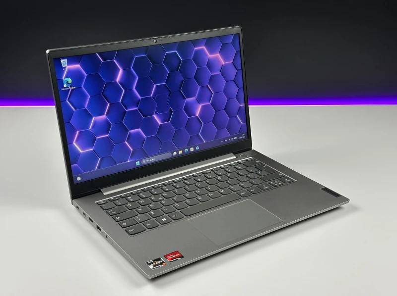 Lenovo ThinkBook 14 G3 ACL - procesor Ryzen 7 5700U, 36GB/512GB – wydajny laptop biznesowy z Radeon Graphics i czytnikiem linii papilarnych.