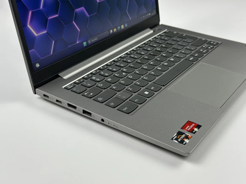 Lenovo ThinkBook 14 G3 ACL - procesor Ryzen 7 5700U, 36GB/512GB – wydajny laptop biznesowy z Radeon Graphics i czytnikiem linii papilarnych.