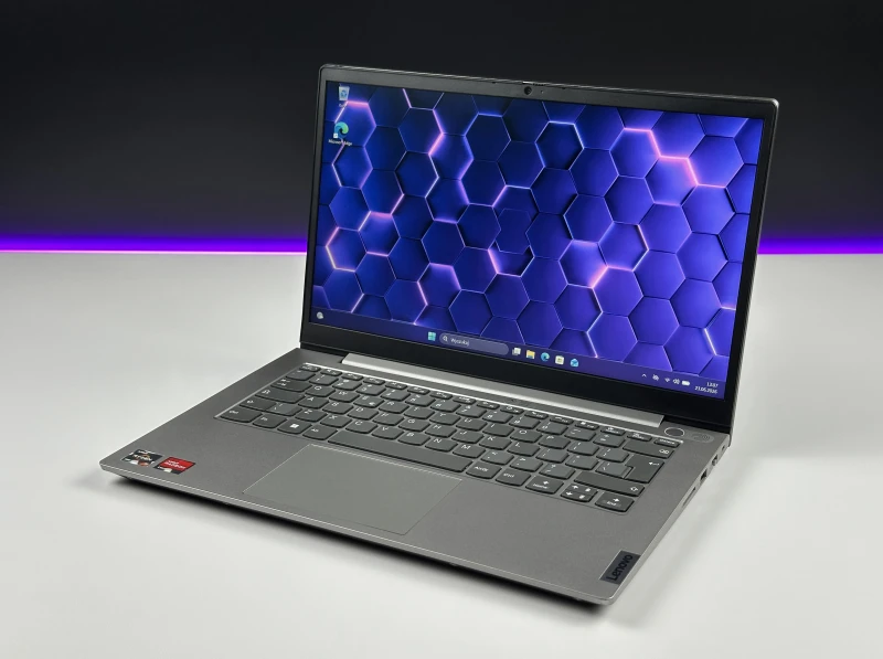 Lenovo ThinkBook 14 G3 ACL - procesor Ryzen 7 5700U, 36GB/512GB – wydajny laptop biznesowy z Radeon Graphics i czytnikiem linii papilarnych.