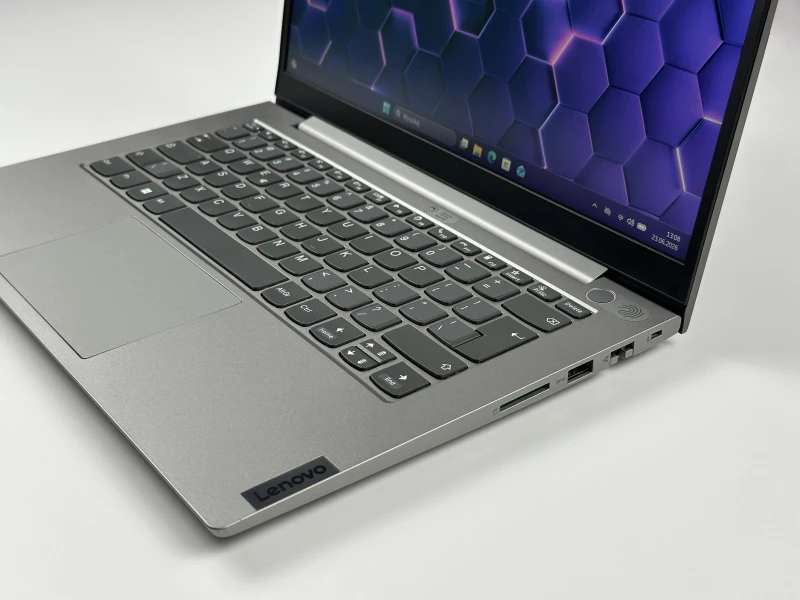 Lenovo ThinkBook 14 G3 ACL - procesor Ryzen 7 5700U, 36GB/512GB – wydajny laptop biznesowy z Radeon Graphics i czytnikiem linii papilarnych.