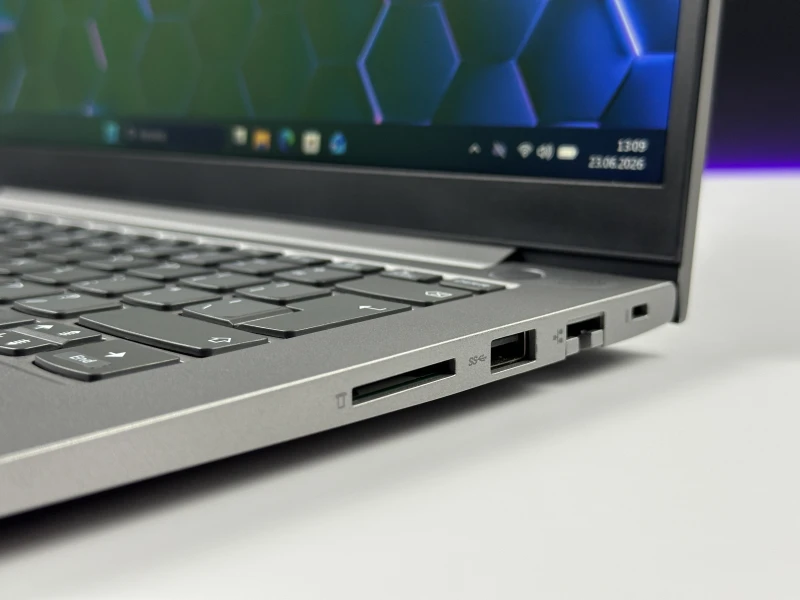 Lenovo ThinkBook 14 G3 ACL - procesor Ryzen 7 5700U, 36GB/512GB – wydajny laptop biznesowy z Radeon Graphics i czytnikiem linii papilarnych.
