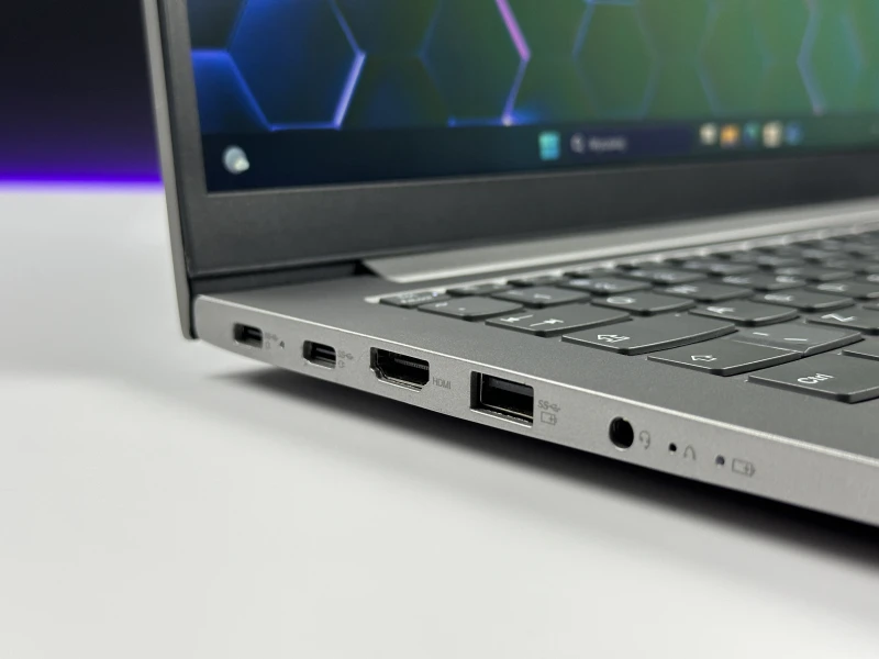 Lenovo ThinkBook 14 G3 ACL - procesor Ryzen 7 5700U, 36GB/512GB – wydajny laptop biznesowy z Radeon Graphics i czytnikiem linii papilarnych.