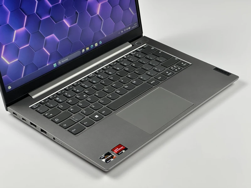 Lenovo ThinkBook 14 G3 ACL - procesor Ryzen 7 5700U, 36GB/512GB – wydajny laptop biznesowy z Radeon Graphics i czytnikiem linii papilarnych.
