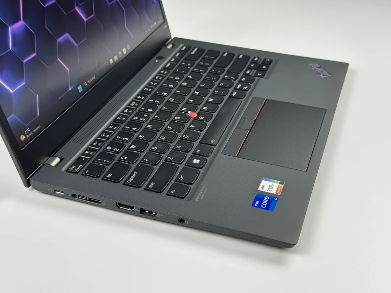 Lenovo ThinkPad T14s Gen 2 i7-1165G7 16GB RAM. Wydajny laptop biznesowy z ekranem FHD do analiz, dokumentów i pracy zdalnej.