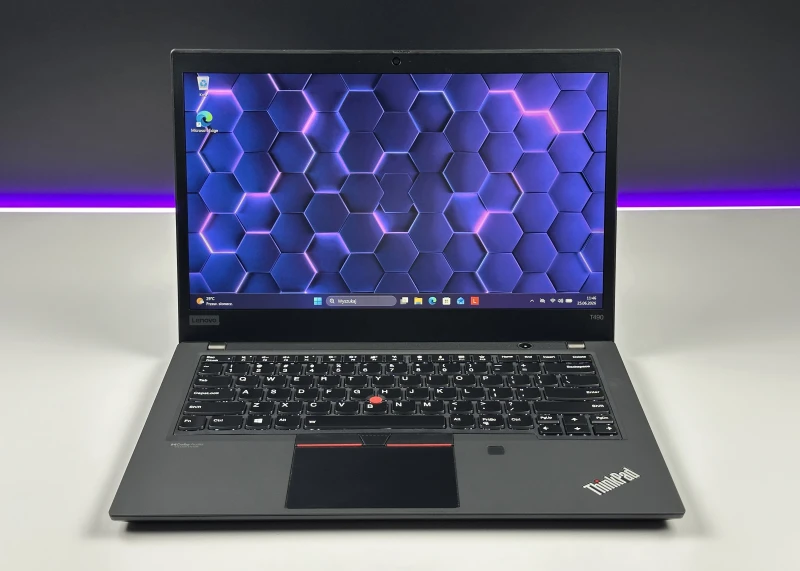 Lenovo ThinkPad T490 z procesorem i5-8265U i ekranem 14" FHD. Klawiatura US, czytnik linii papilarnych oraz wytrzymała konstrukcja.